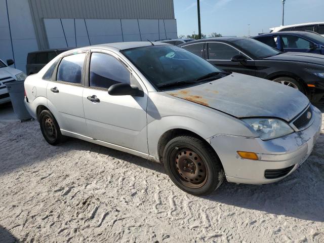 1FAFP34N07W130192 - 2007 FORD FOCUS ZX4 SILVER photo 4