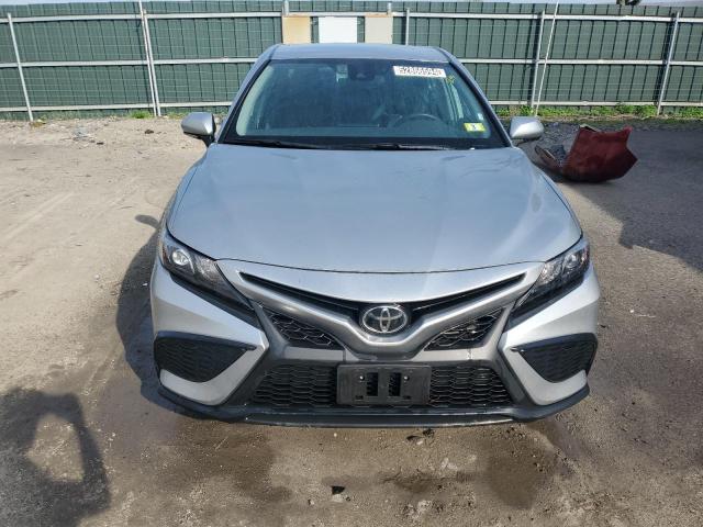 4T1G11AK9PU161933 - 2023 TOYOTA CAMRY SE NIGHT SHADE SILVER photo 5