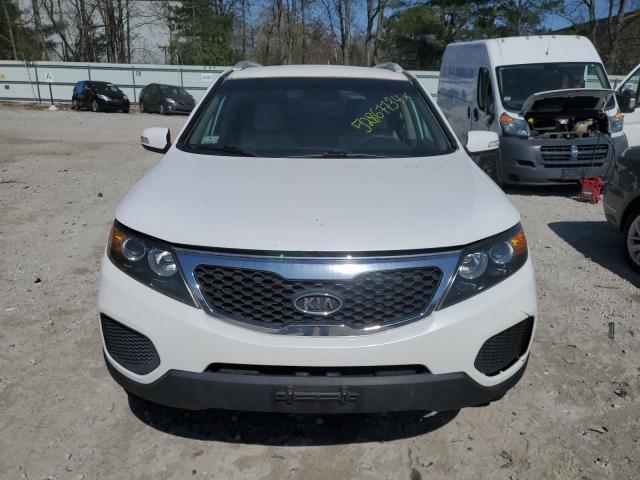 5XYKTDA25CG292296 - 2012 KIA SORENTO BASE WHITE photo 5