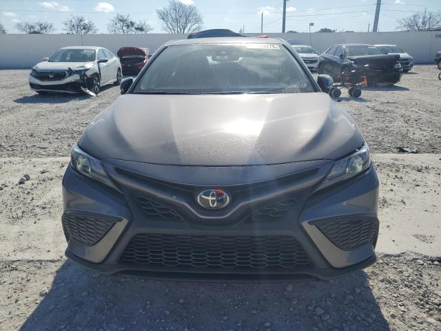 4T1S11AK8RU908788 - 2024 TOYOTA CAMRY SE NIGHT SHADE GRAY photo 5
