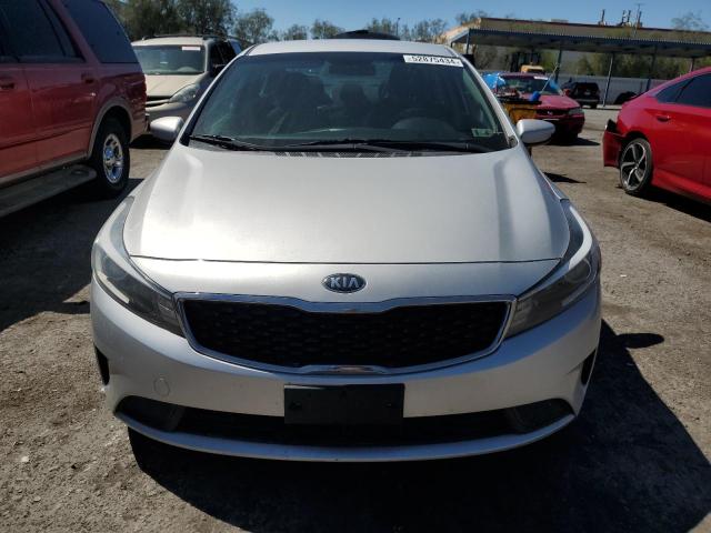 3KPFK4A7XJE246389 - 2018 KIA FORTE LX SILVER photo 5