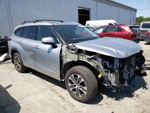 5TDGZRBH9MS158660 - 2021 TOYOTA HIGHLANDER XLE Silber Foto 4