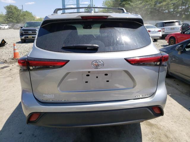 5TDGZRBH9MS158660 - 2021 TOYOTA HIGHLANDER XLE Silber Foto 6