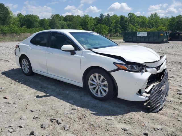 4T1B11HK0JU672647 - 2018 TOYOTA CAMRY L WHITE photo 4