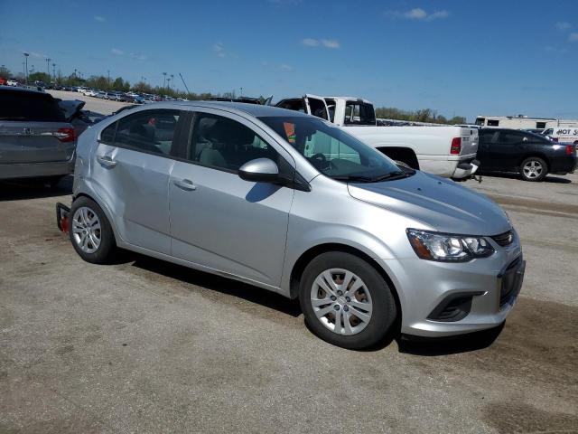 1G1JB5SHXJ4136217 - 2018 CHEVROLET SONIC LS ვერცხლისფერი ფოტო 4