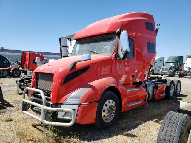 4V4NC9EH6LN227575 - 2020 VOLVO VN VNL RED photo 2