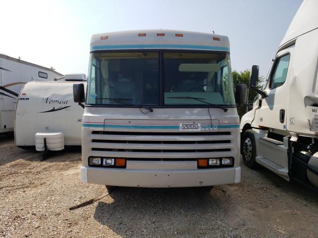 1GBKP37N0P3307897 - 1993 CHEVROLET MOTORHOME WHITE photo 2