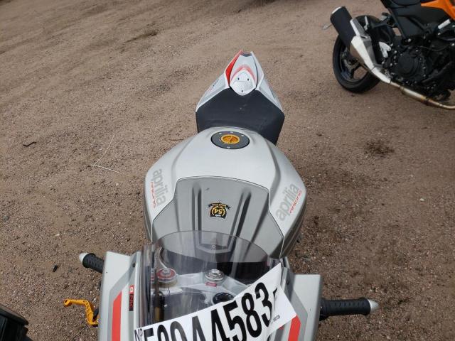 ZD4RKUB01GS000128 - 2016 APRILIA RSV4 RF SILVER photo 6