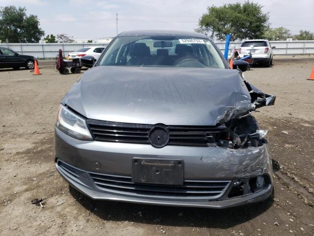 3VW2K7AJ5EM233876 - 2014 VOLKSWAGEN JETTA BASE رمادي صورة 5
