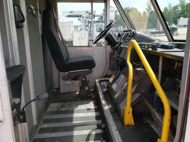 4UZAANBW81CJ13707 - 2001 FREIGHTLINER CHASSIS M LINE WALK-IN VAN WHITE photo 7