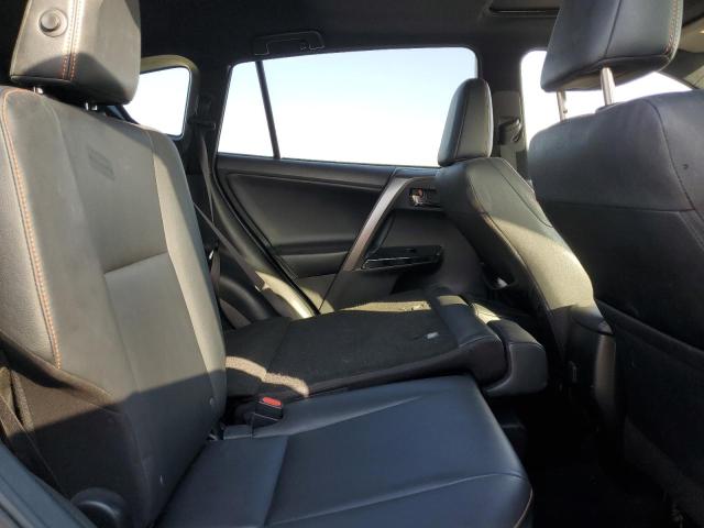 JTMNFREV8JJ745054 - 2018 TOYOTA RAV4 SE Blanc photo 11