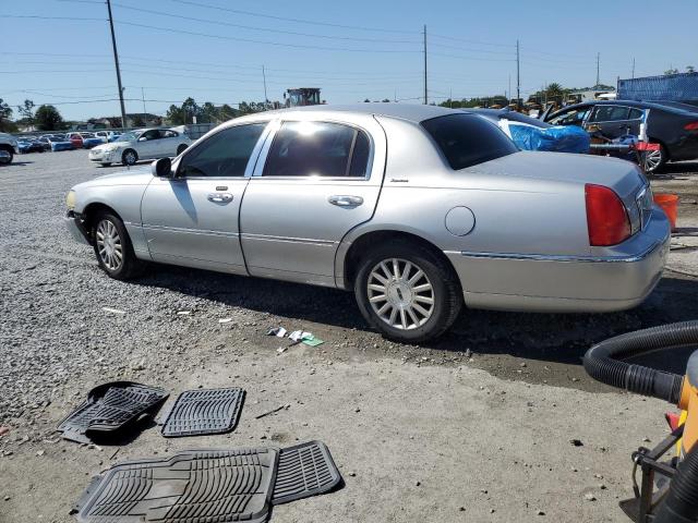 1LNHM81W04Y651382 - 2004 LINCOLN TOWN CAR EXECUTIVE Silber Foto 2