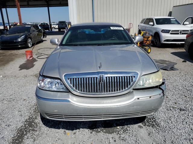 1LNHM81W04Y651382 - 2004 LINCOLN TOWN CAR EXECUTIVE Silber Foto 5