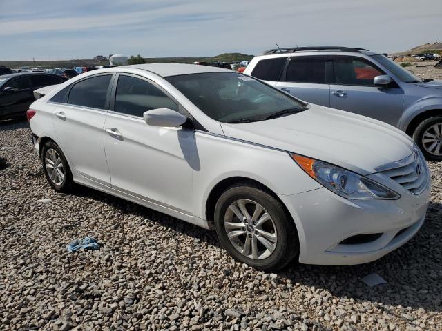 5NPEB4AC1DH800654 - 2013 HYUNDAI SONATA GLS WHITE photo 4