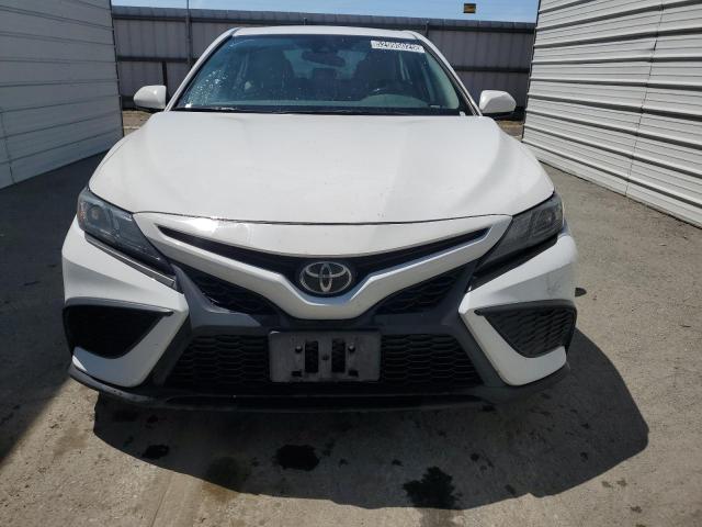 4T1G11AK7PU783494 - 2023 TOYOTA CAMRY SE NIGHT SHADE WHITE photo 5