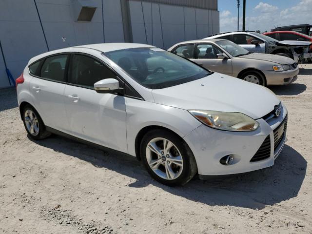 1FADP3K23EL239552 - 2014 FORD FOCUS SE WHITE photo 4