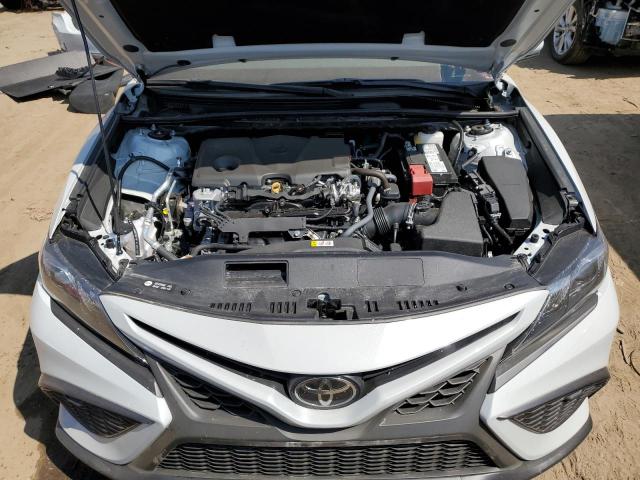 4T1T11BK4PU074454 - 2023 TOYOTA CAMRY SE NIGHT SHADE WHITE photo 11