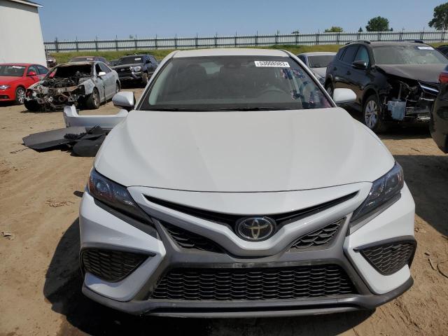 4T1T11BK4PU074454 - 2023 TOYOTA CAMRY SE NIGHT SHADE WHITE photo 5