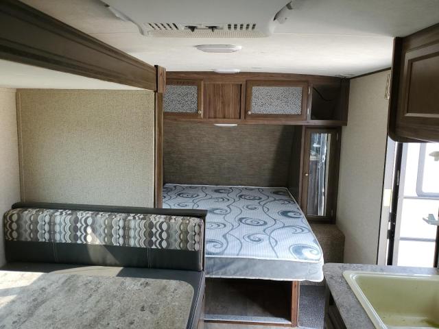 5ZT2CXHC2JL003312 - 2018 COACH TRAILER TWO TONE photo 5