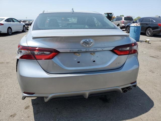 4T1S11AK1PU782447 - 2023 TOYOTA CAMRY SE NIGHT SHADE SILVER photo 6