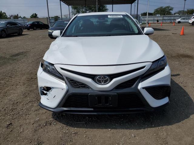 4T1G11AK4PU779712 - 2023 TOYOTA CAMRY SE NIGHT SHADE WHITE photo 5