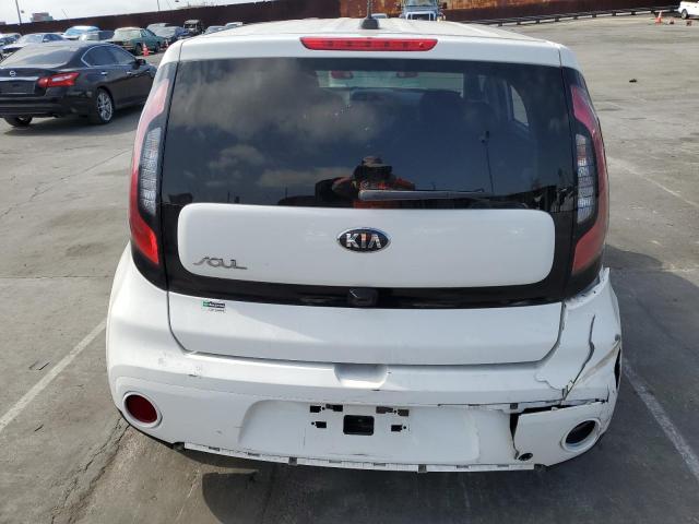 KNDJP3A54J7532095 - 2018 KIA SOUL + WHITE photo 6