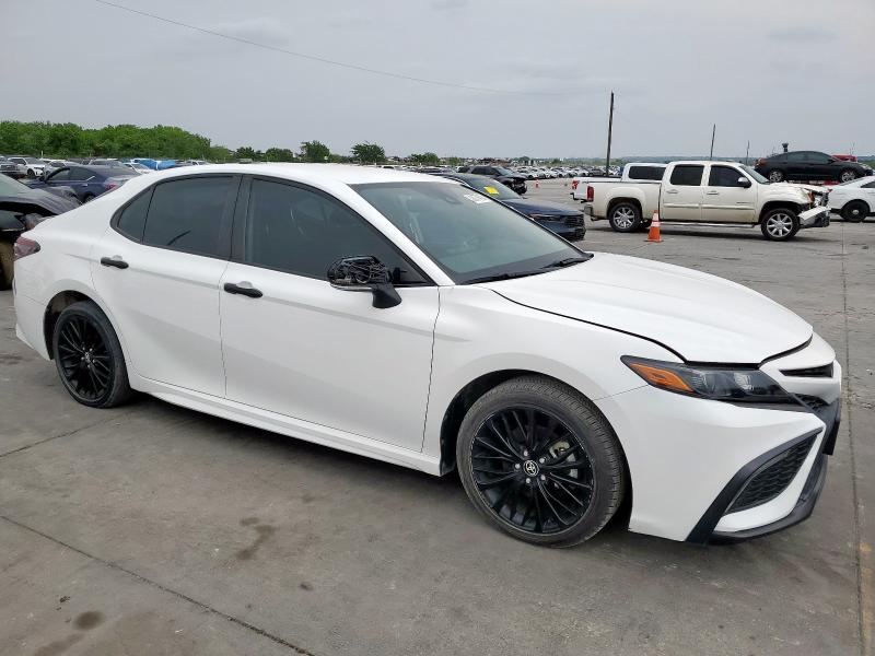 4T1G11AK8NU033910 - 2022 TOYOTA CAMRY SE WHITE photo 4