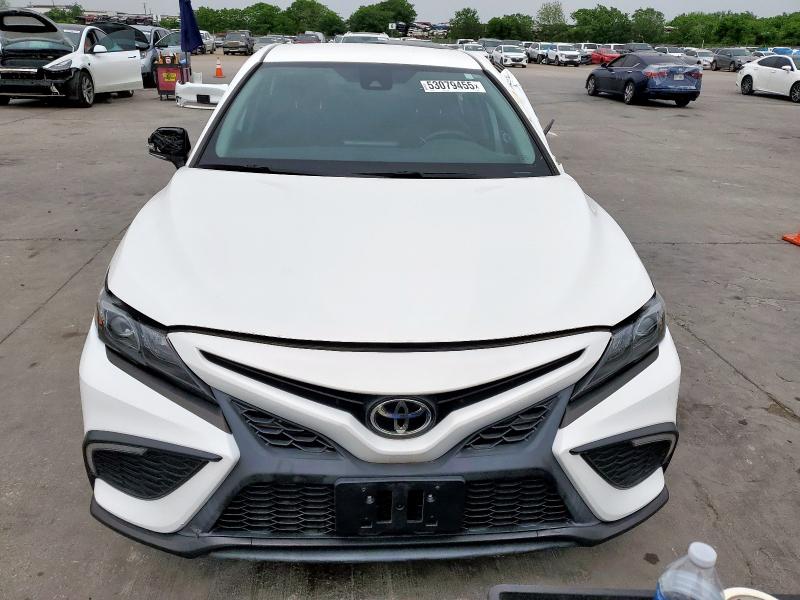 4T1G11AK8NU033910 - 2022 TOYOTA CAMRY SE WHITE photo 5