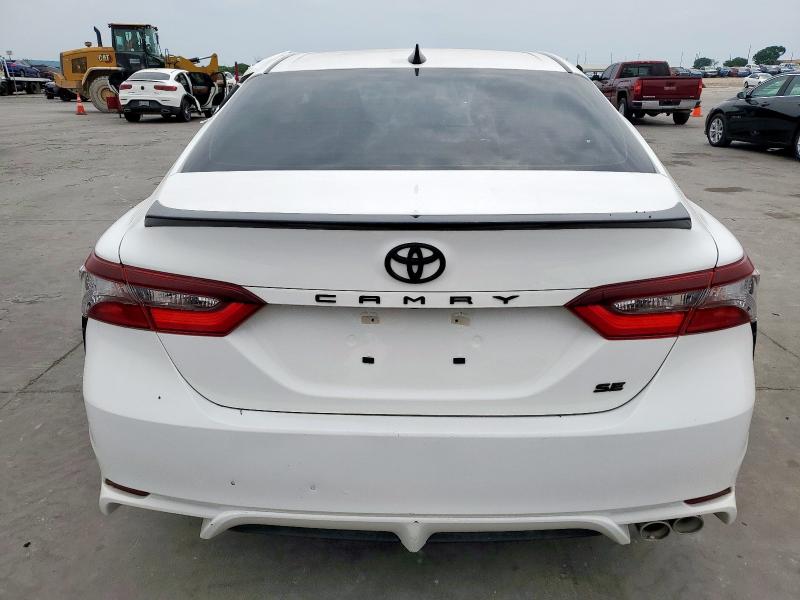 4T1G11AK8NU033910 - 2022 TOYOTA CAMRY SE WHITE photo 6