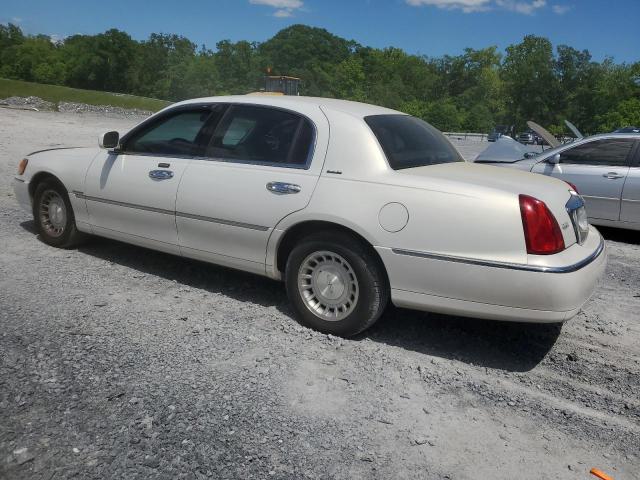 1LNHM81W32Y613867 - 2002 LINCOLN TOWN CAR EXECUTIVE WHITE photo 2