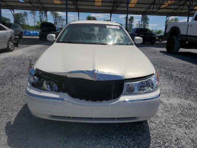 1LNHM81W32Y613867 - 2002 LINCOLN TOWN CAR EXECUTIVE WHITE photo 5