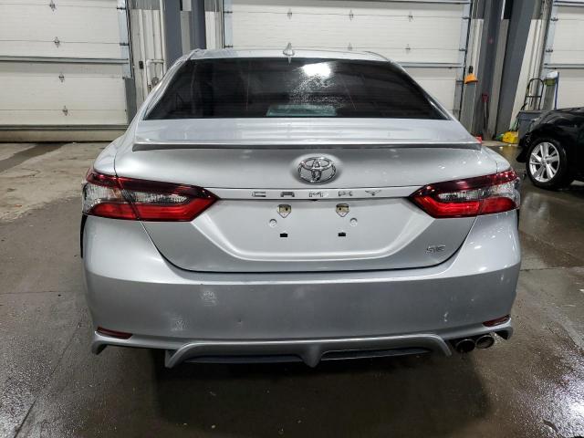 4T1G11AK5MU415763 - 2021 TOYOTA CAMRY SE SILVER photo 6