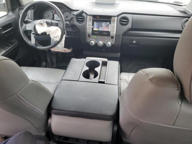 5TFRM5F1XGX102383 - 2016 TOYOTA TUNDRA DOUBLE CAB SR/SR5 WHITE photo 8