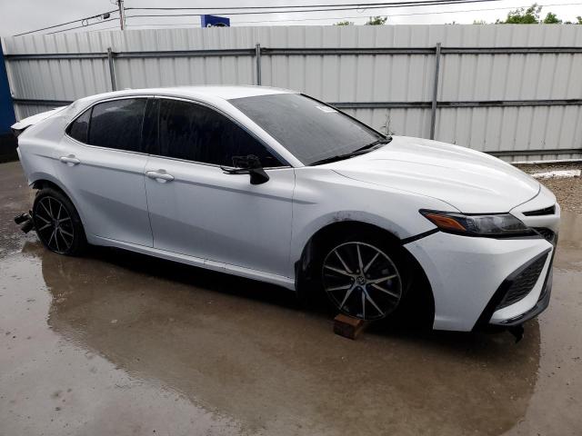 4T1G11AK2PU772080 - 2023 TOYOTA CAMRY SE NIGHT SHADE WHITE photo 4