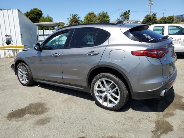 ZASFAKNN5J7B64870 - 2018 ALFA ROMEO STELVIO TI SPORT GRAY photo 2