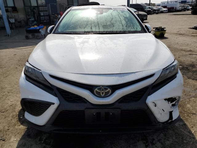 4T1G11AK7PU780272 - 2023 TOYOTA CAMRY SE NIGHT SHADE WHITE photo 5