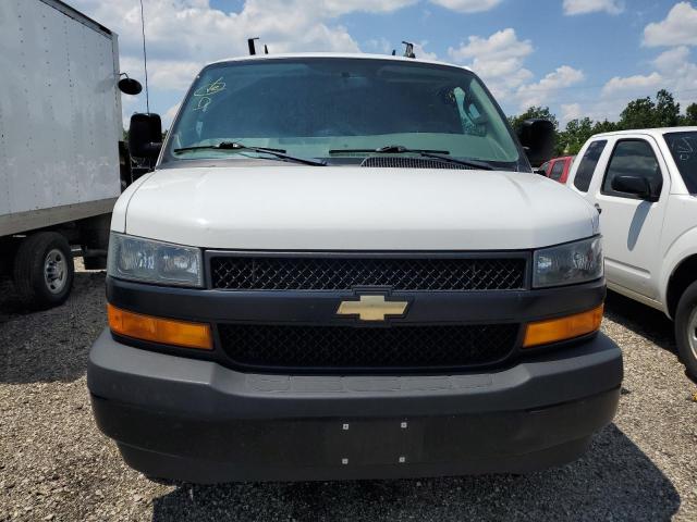 1GCWGAFB9J1340117 - 2018 CHEVROLET EXPRESS G2 WHITE photo 5