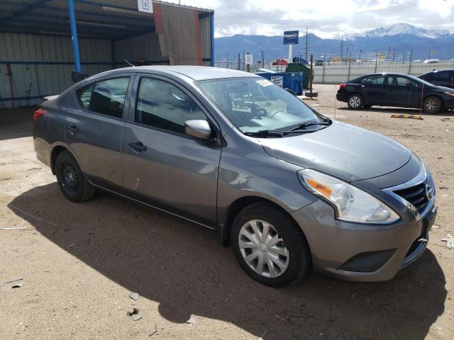 3N1CN7AP7JL840755 - 2018 NISSAN VERSA S GRAY photo 4