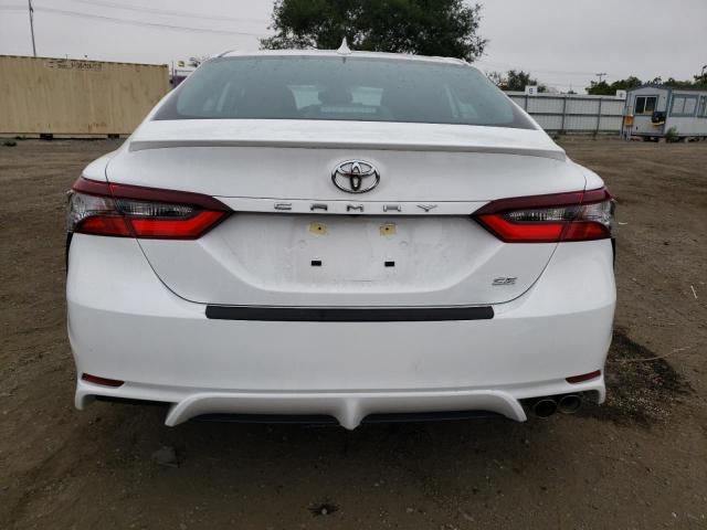4T1T11AKXPU774982 - 2023 TOYOTA CAMRY SE NIGHT SHADE WHITE photo 6