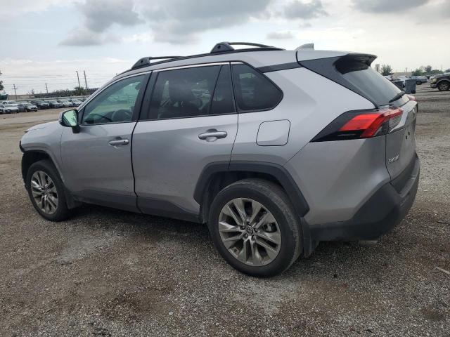 2T3A1RFVXNC267787 - 2022 TOYOTA RAV4 XLE PREMIUM SILVER photo 2