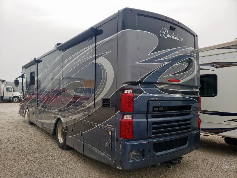 4UZAB2FC2NCNX5035 - 2022 FREIGHTLINER CHASSIS XC BLACK photo 3