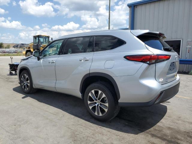 5TDGZRAH2NS549054 - 2022 TOYOTA HIGHLANDER XLE SILVER photo 2