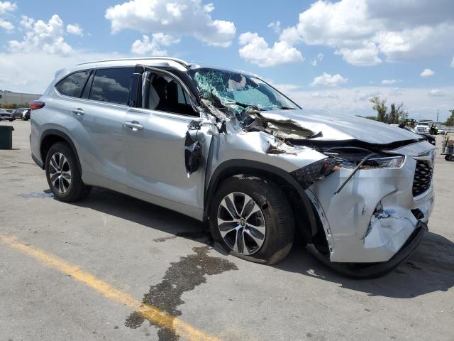 5TDGZRAH2NS549054 - 2022 TOYOTA HIGHLANDER XLE SILVER photo 4
