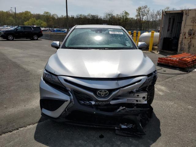 4T1G11AK6PU153532 - 2023 TOYOTA CAMRY SE NIGHT SHADE SILVER photo 5