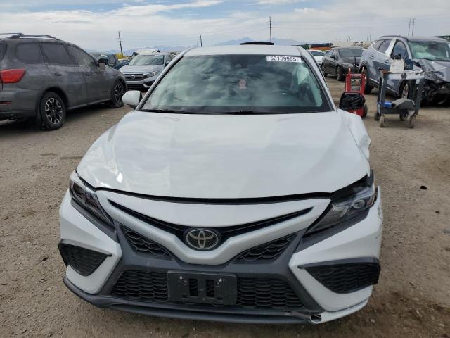 4T1G11AKXPU100123 - 2023 TOYOTA CAMRY SE NIGHT SHADE WHITE photo 5