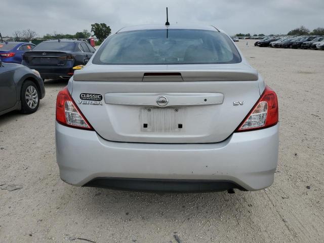 3N1CN7AP0JL840063 - 2018 NISSAN VERSA S SILVER photo 6