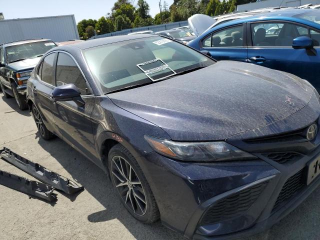 4T1G11AK5MU547826 - 2021 TOYOTA CAMRY SE BLUE photo 4