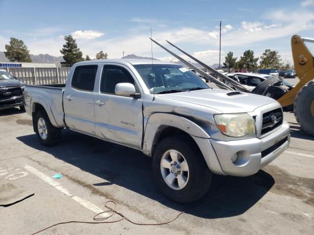 5TEKU72N18Z571104 - 2008 TOYOTA TACOMA DOUBLE CAB PRERUNNER LONG BED SILVER photo 4