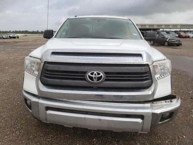 5TFUW5F18EX385884 - 2014 TOYOTA TUNDRA DOUBLE CAB SR/SR5 WHITE photo 5