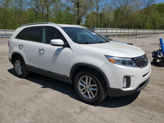 5XYKTCA61FG586098 - 2015 KIA SORENTO LX WHITE photo 4